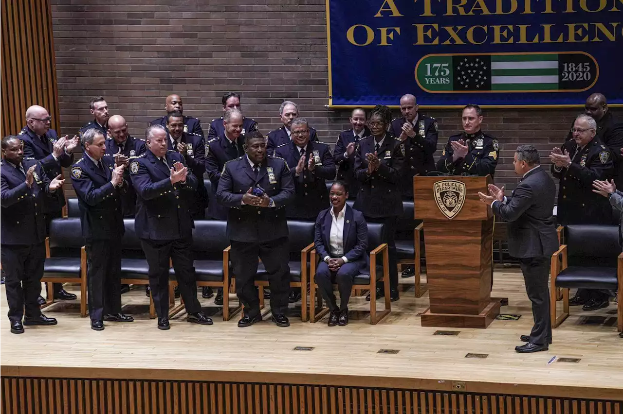 Sewell resignation | Outgoing NYPD top cop gets standing ovation; Mayor Adams denies reports of tension | amNewYork