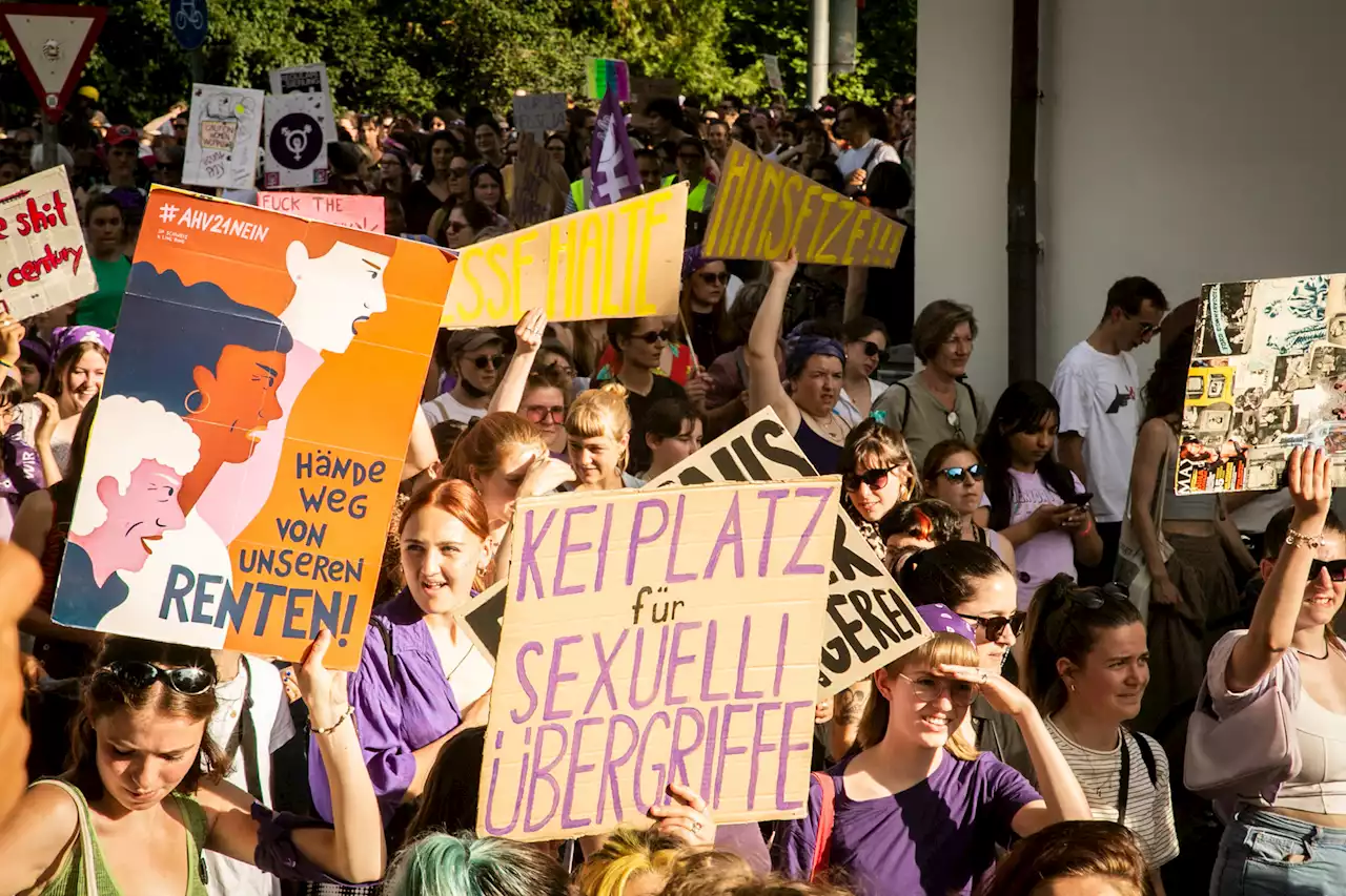 News zum feministischen Streik in Basel – Hunderte versammeln sich beim Theater – die Polizei ist präsent