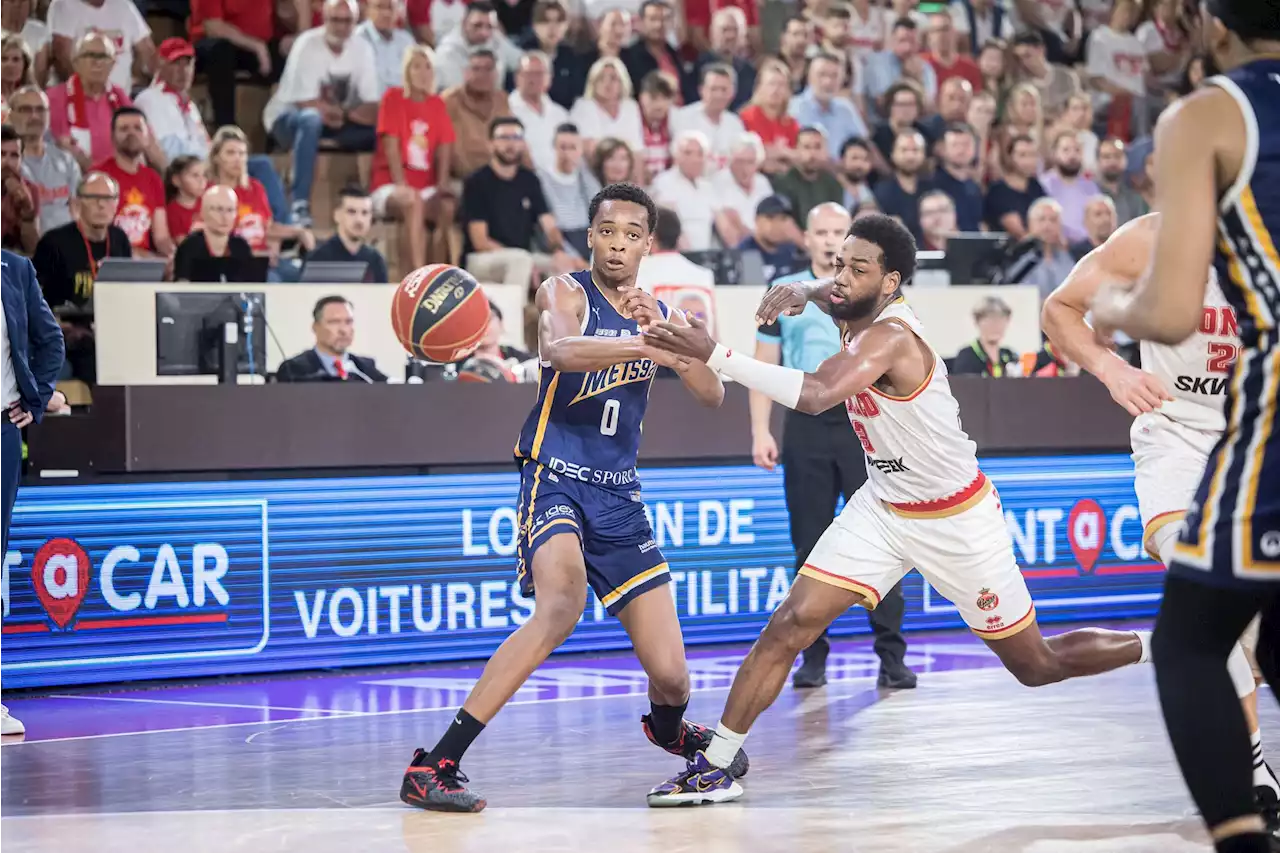 Bilal Coulibaly avec Victor Wembanyama dans la Green Room pour la draft 2023 - BeBasket