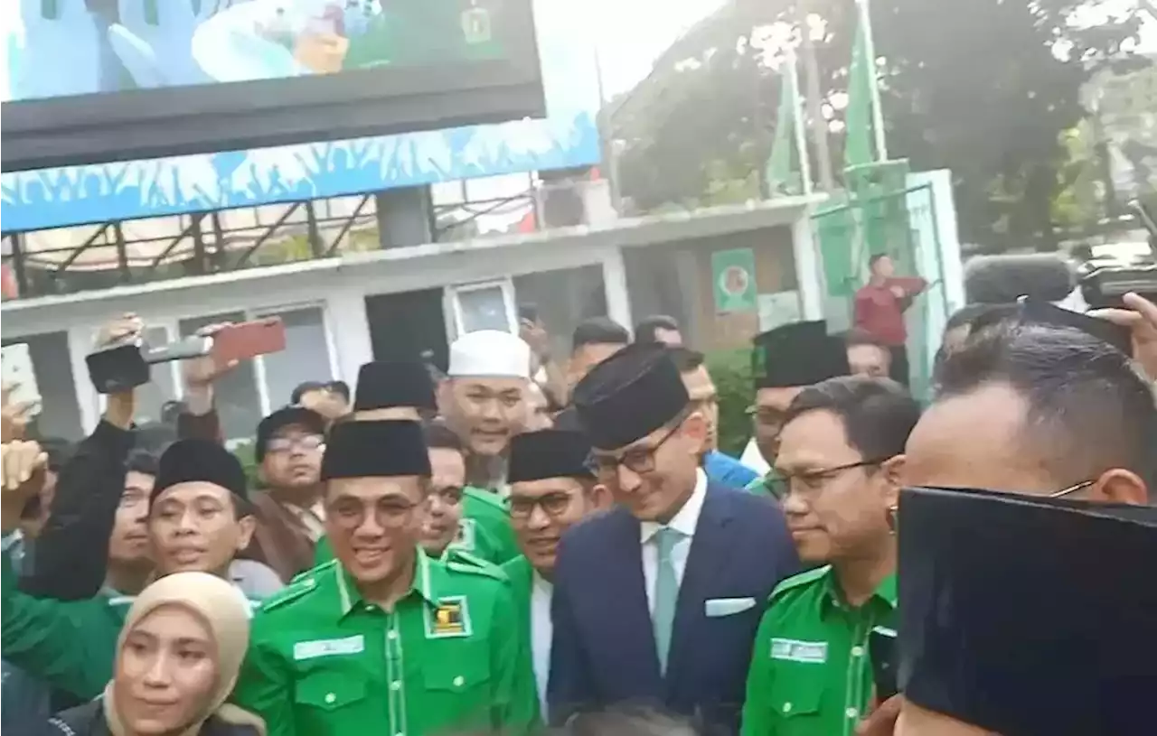 Kenakan Peci Hitam, Sandiaga Uno Tiba di Markas PPP