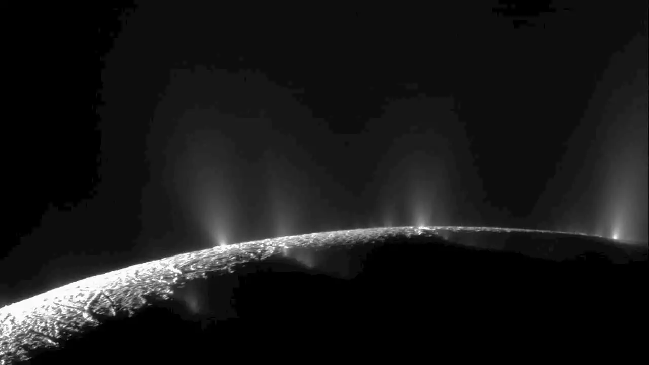 Espace: du phosphore découvert dans un océan sous la surface glacée d'une lune de Saturne