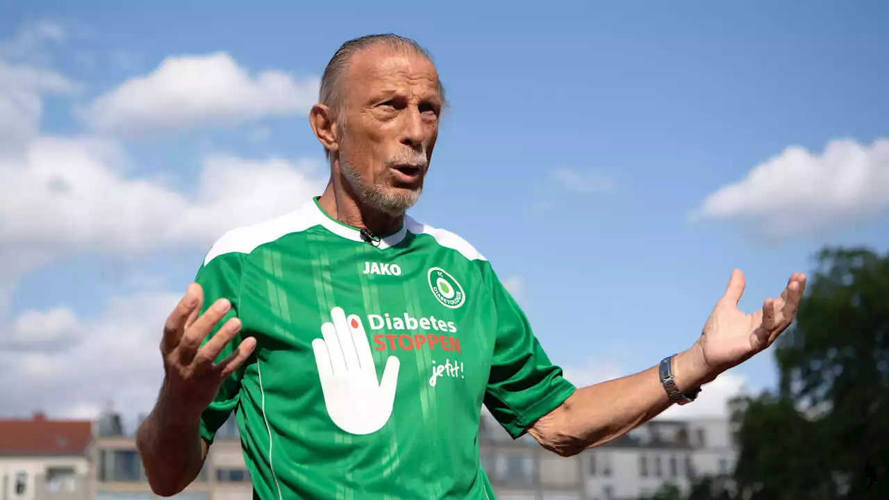 Fußball: Christoph Daum trotz Chemo bei Benefizspiel zurück auf der Trainerbank