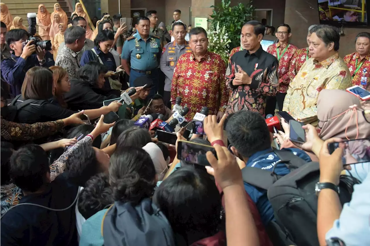 Momen Kocak Sri Mulyani & Pratikno Ikutan Wartawan 'Doorstop' Jokowi