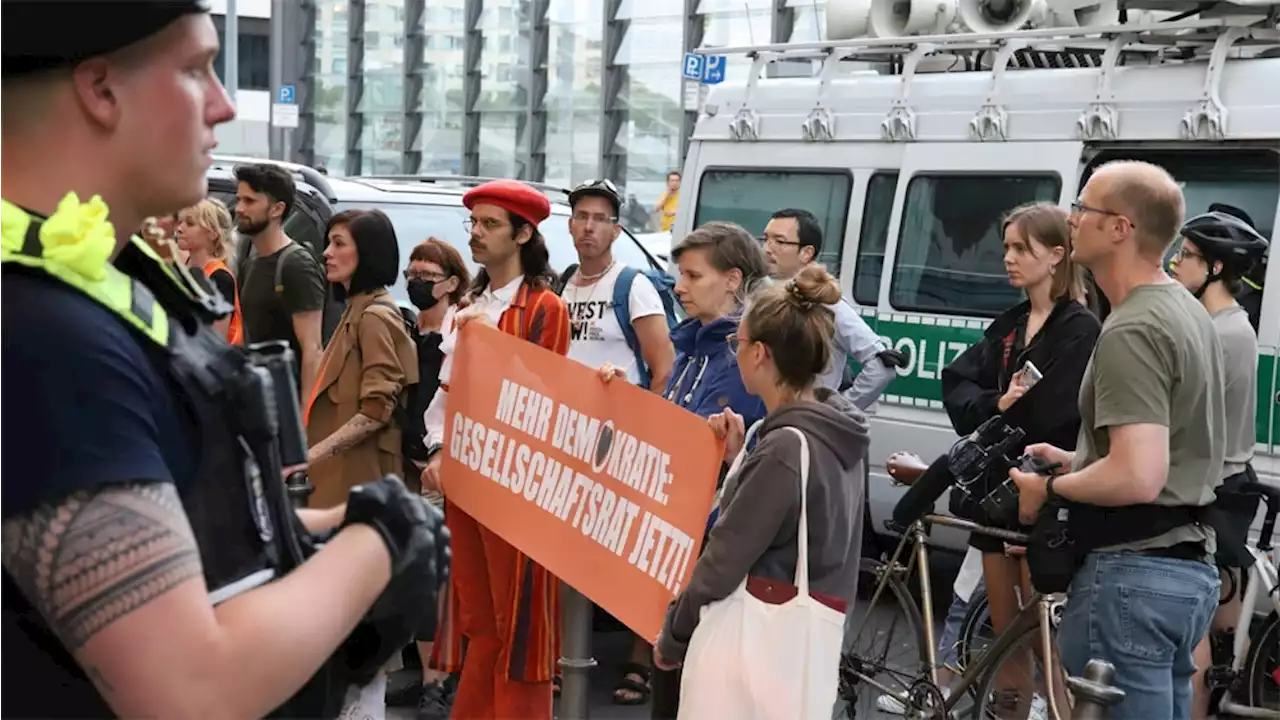 Klima-Chaoten protestieren vor Berliner Luxushotel