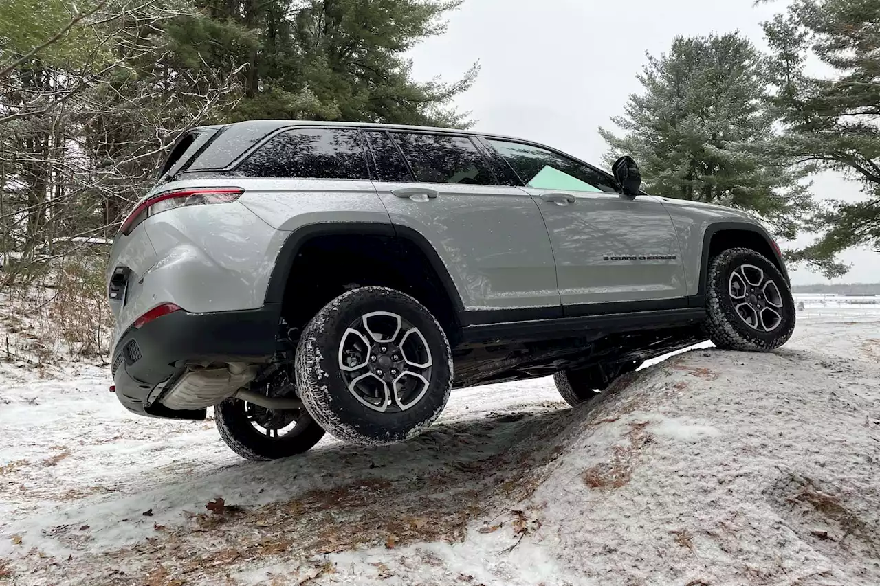 Jeep recalls newer Grand Cherokees over spring issue