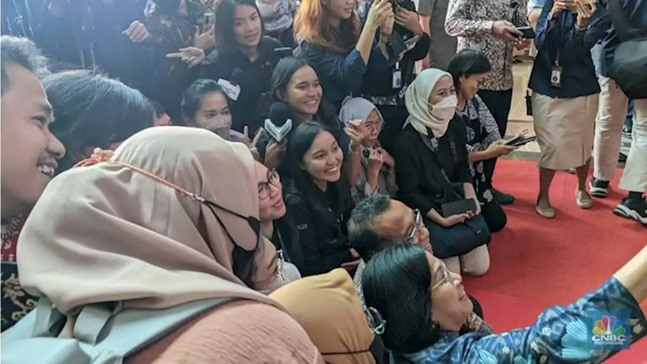 Momen Sri Mulyani & Pratikno Ikut Wawancara Doorstop Jokowi