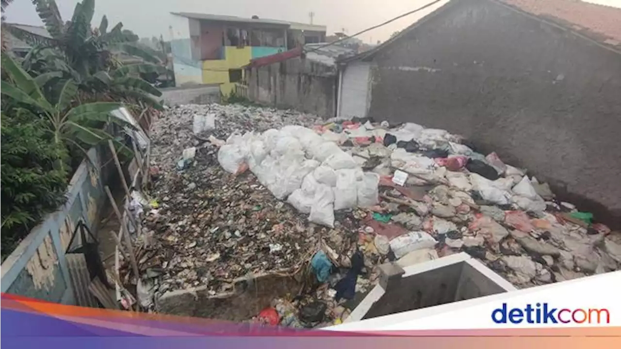 Pemkab Mulai Angkut Tumpukan Sampah hingga 2 Meter di Permukiman Padat Bogor