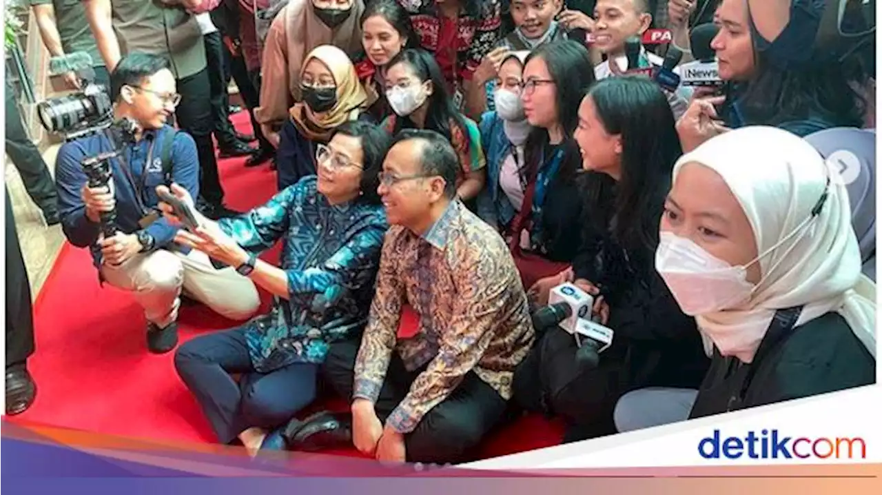 Kala Sri Mulyani 'Ndeprok' Ikut Wawancara Jokowi di BPKP