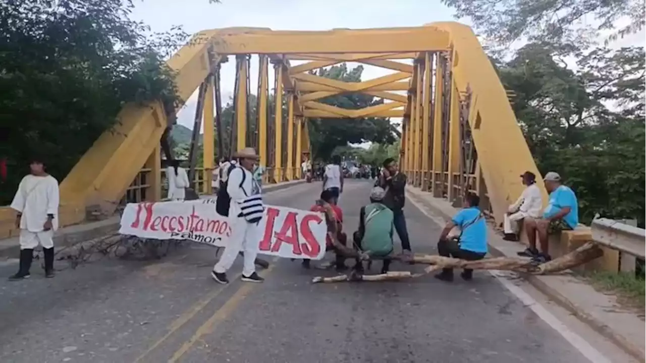 Troncal de Oriente es bloqueada por campesinos de la Sierra Nevada