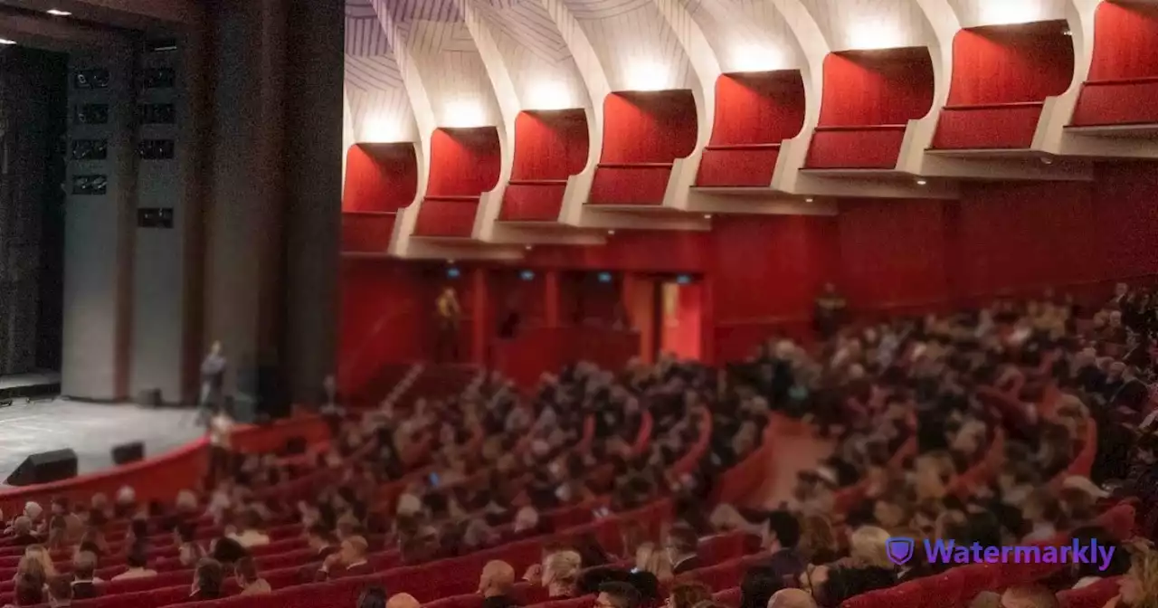 Fischi e 'buuu' per il minuto di silenzio in memoria di Berlusconi al Teatro Regio di Torino prima della Butterfly - Il Fatto Quotidiano