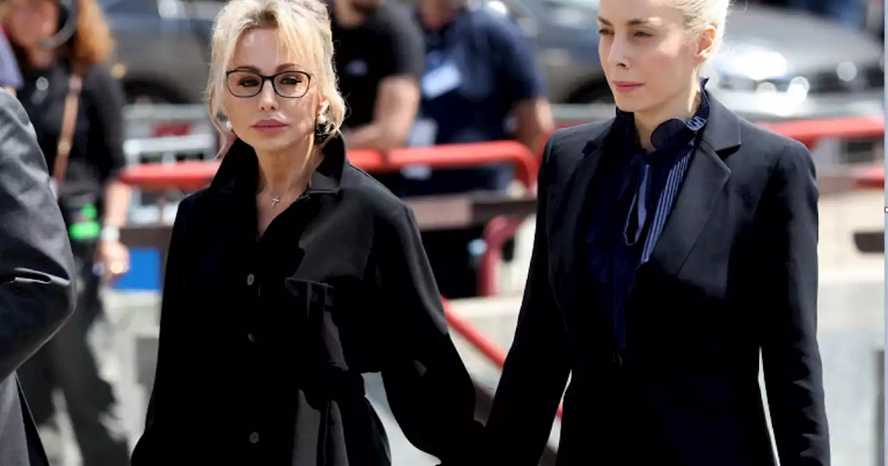 Funerali di Silvio Berlusconi, il dress code dei vip in Duomo: da Maria De Filippi a Marina Berlusconi che tiene per mano Marta Fascina - Il Fatto Quotidiano