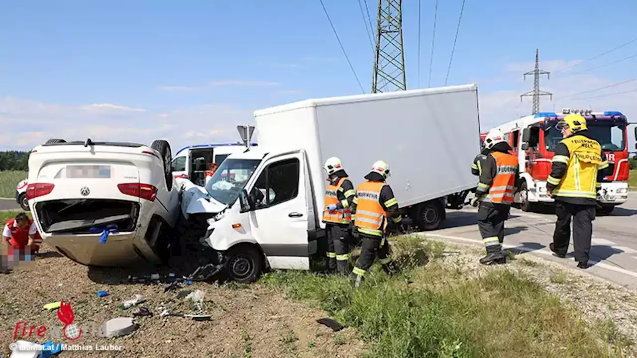 Oö: Auto bei Kollision mit Klein-Lkw in Wels überschlagen