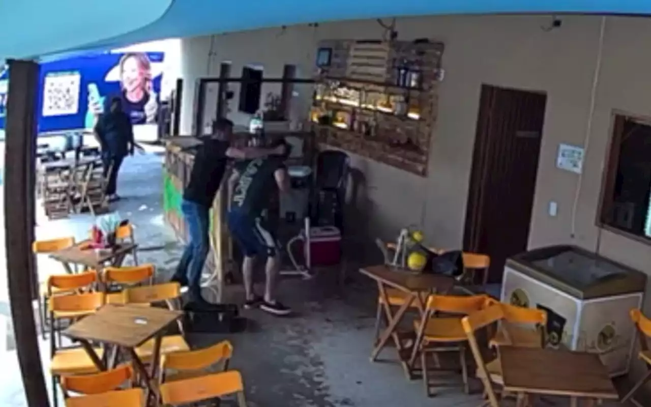 Ex-BBB Dhomini dá socos em dono de bar e advogado em Goiânia; vídeo