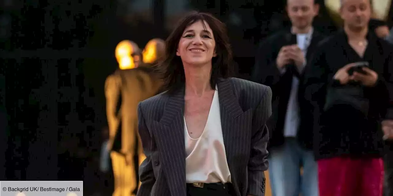 PHOTO – Charlotte Gainsbourg canon : elle fait une rare apparition en jupe - Gala