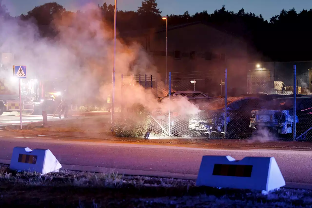 Flera bilar i brand i Kungälv