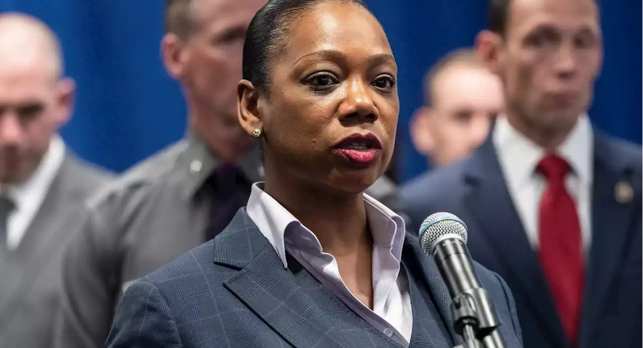 Experts say NYPD commissioner resigned because she was made 'powerless.' The mayor disagrees.