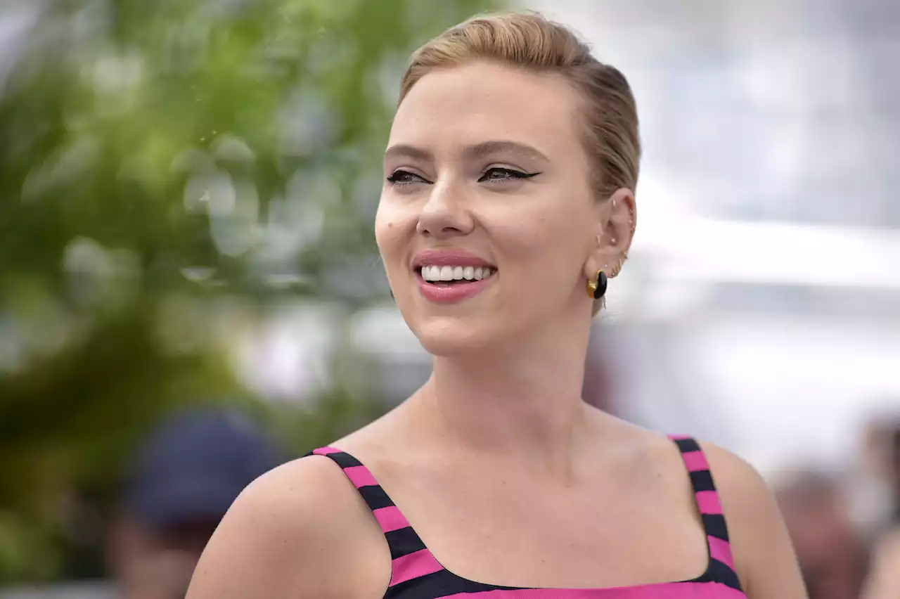 Scarlett Johansson : sublime dans une robe bustier à New York, elle challenge l’allure de Marilyn Monroe