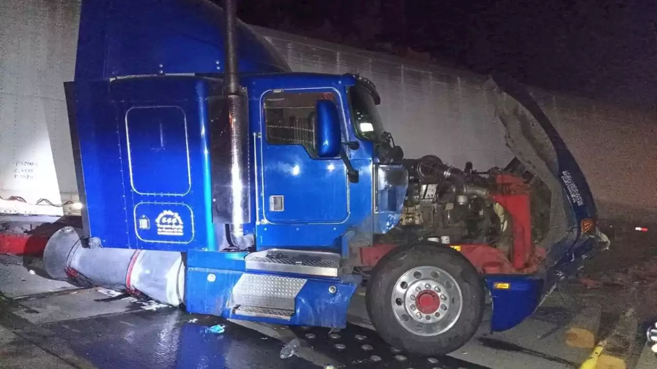 Autopista México-Puebla: un tráiler a exceso de velocidad provoca un fuerte choque, hay 6 heridos