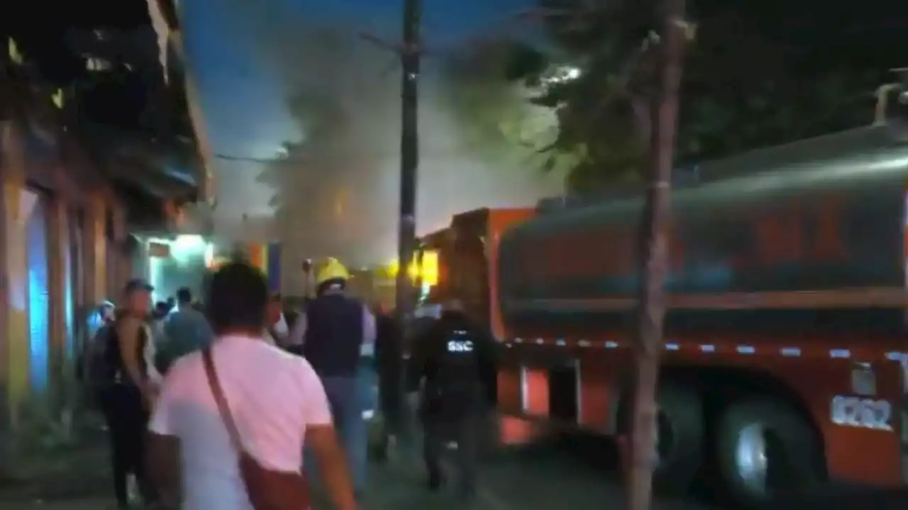 VIDEO: Fuerte incendio consume locales el Centro Histórico de la Ciudad de México