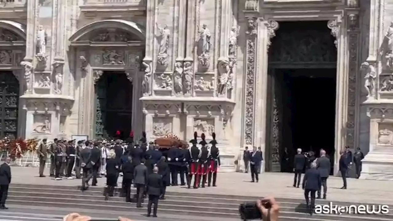 Silvio Berlusconi, l'arrivo del feretro in Duomo tra gli applausi | iO Donna