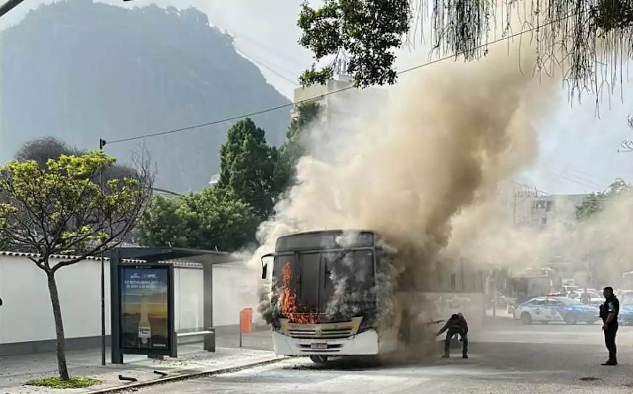 Ônibus pega fogo na principal via de acesso da Urca | Rio de Janeiro | O Dia