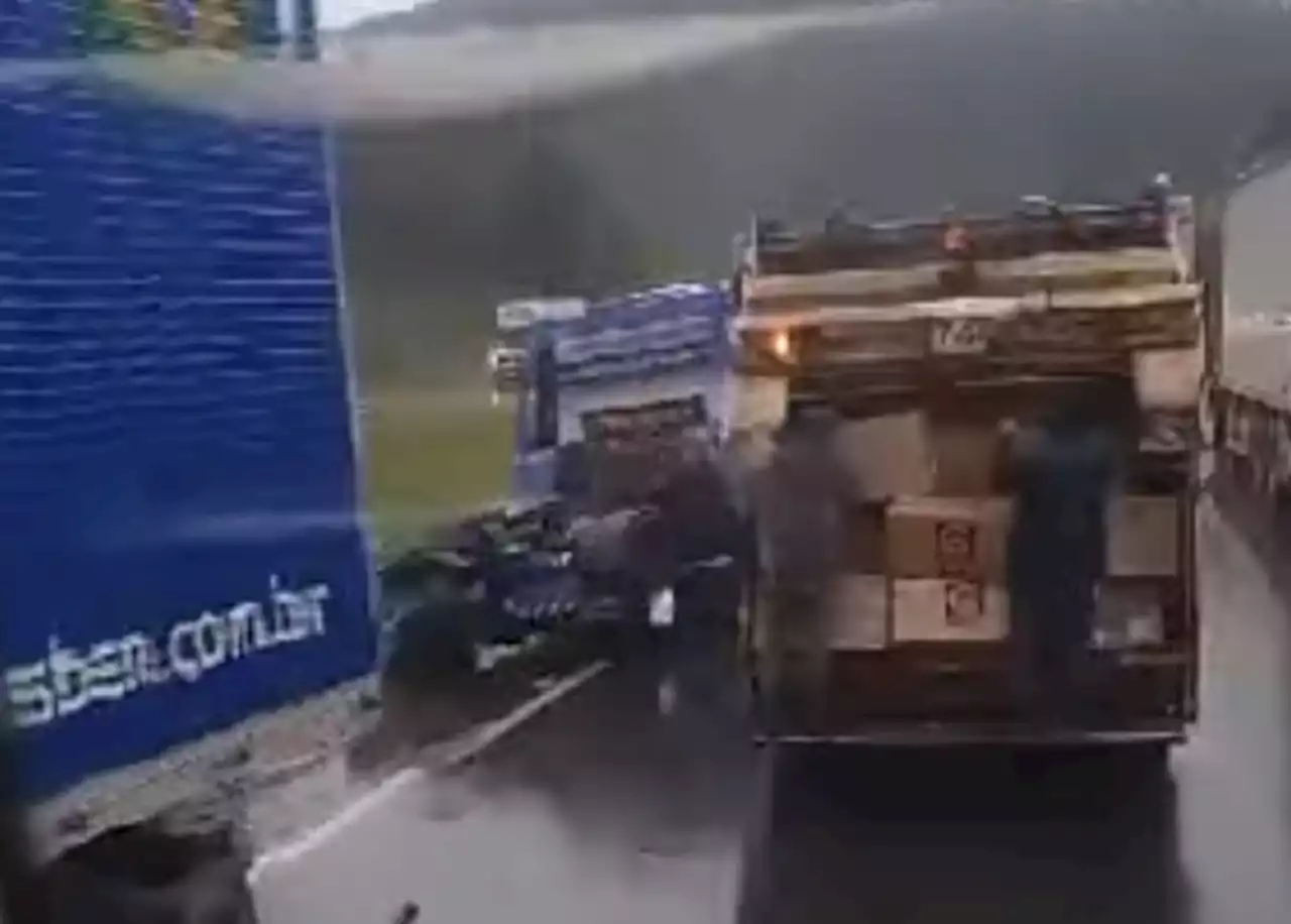 Caminhão de lixo de prefeitura no Paraná é flagrado transportando carga roubada; vídeo