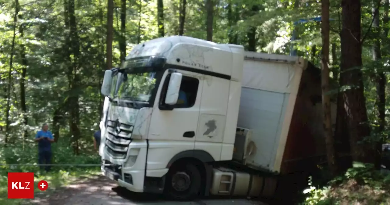 Schwierige Bergung: Mit Speiseöl beladener Lkw kam von Straße ab und drohte umzukippen