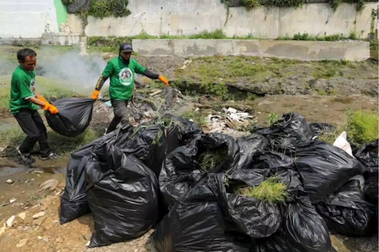 Cegah Banjir, Kajol Indonesia Ajak Masyarakat Bersih-Bersih Kali Ciliwung