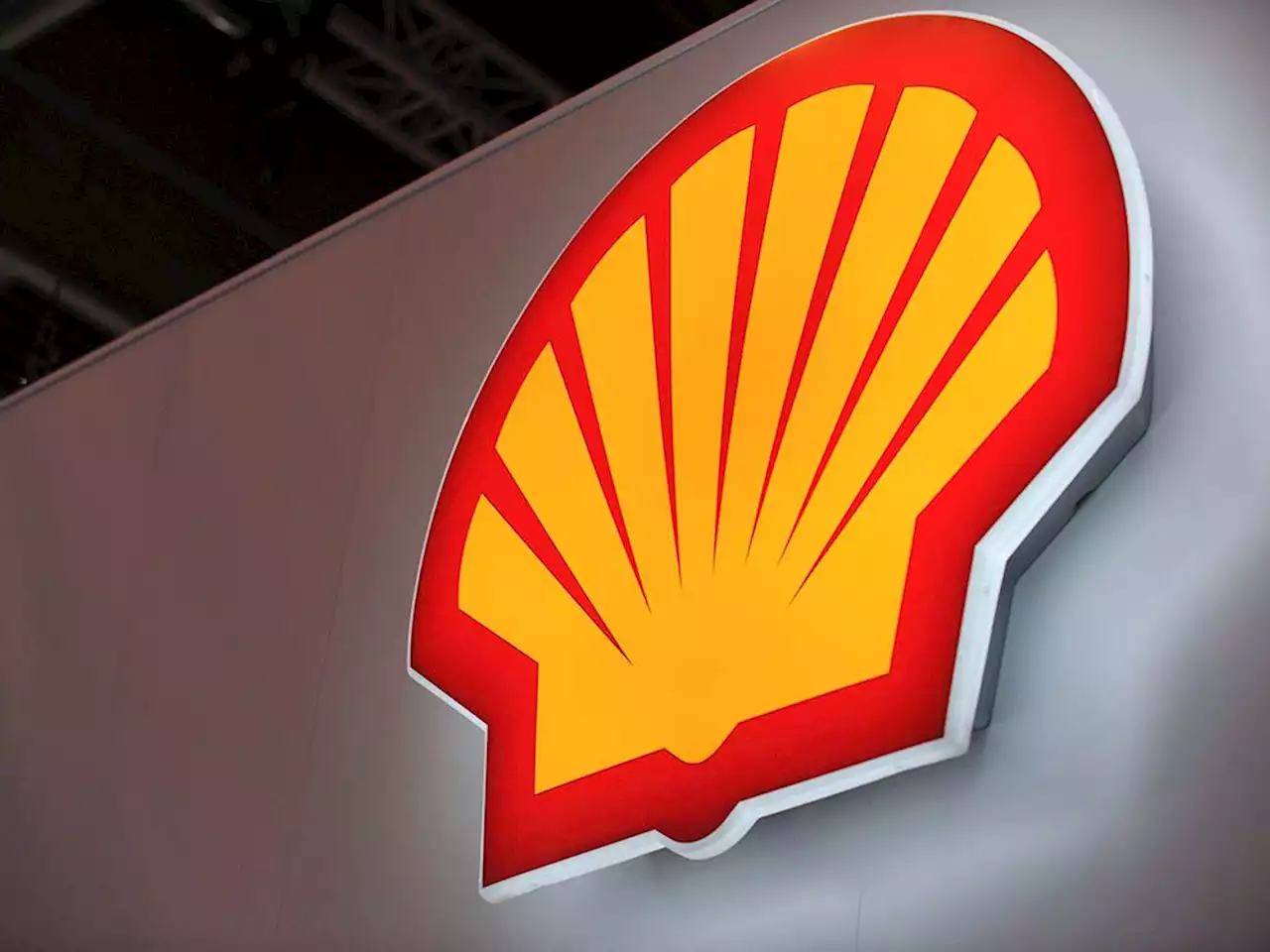 Shell boosts dividend 15% as it pivots back toward oil and gas