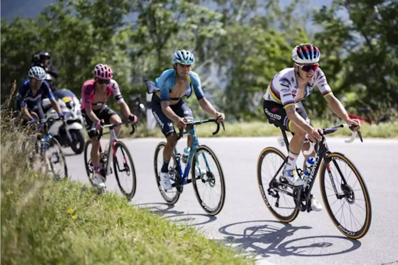 Evenepoel lost, keert terug en wordt tweede: “Ik heb moeite met die tempowisselingen, dus gebruik ik de Almeida-tactiek”