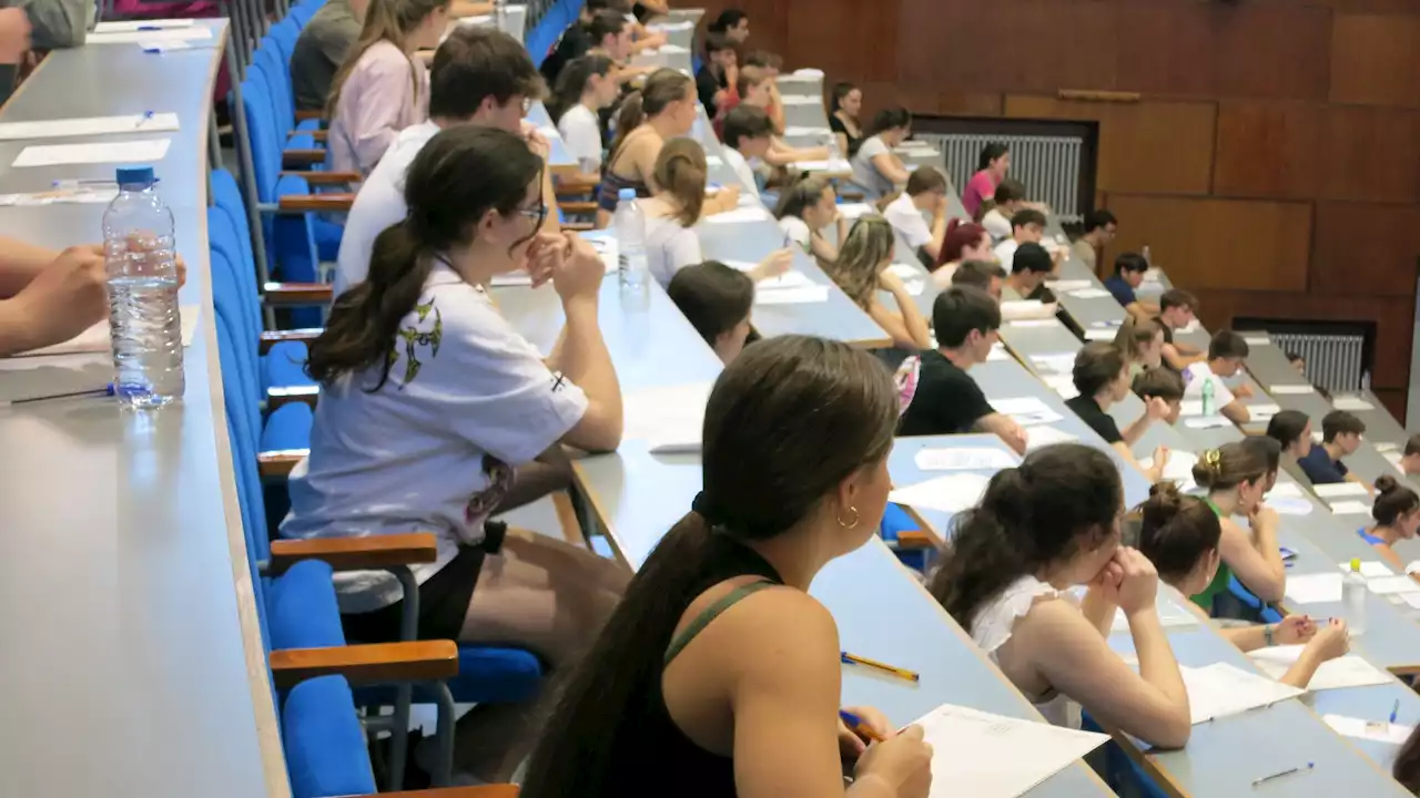 Estudiantes murcianos reaccionan a sus notas de la EBAU: 'Que miedo, no me da'