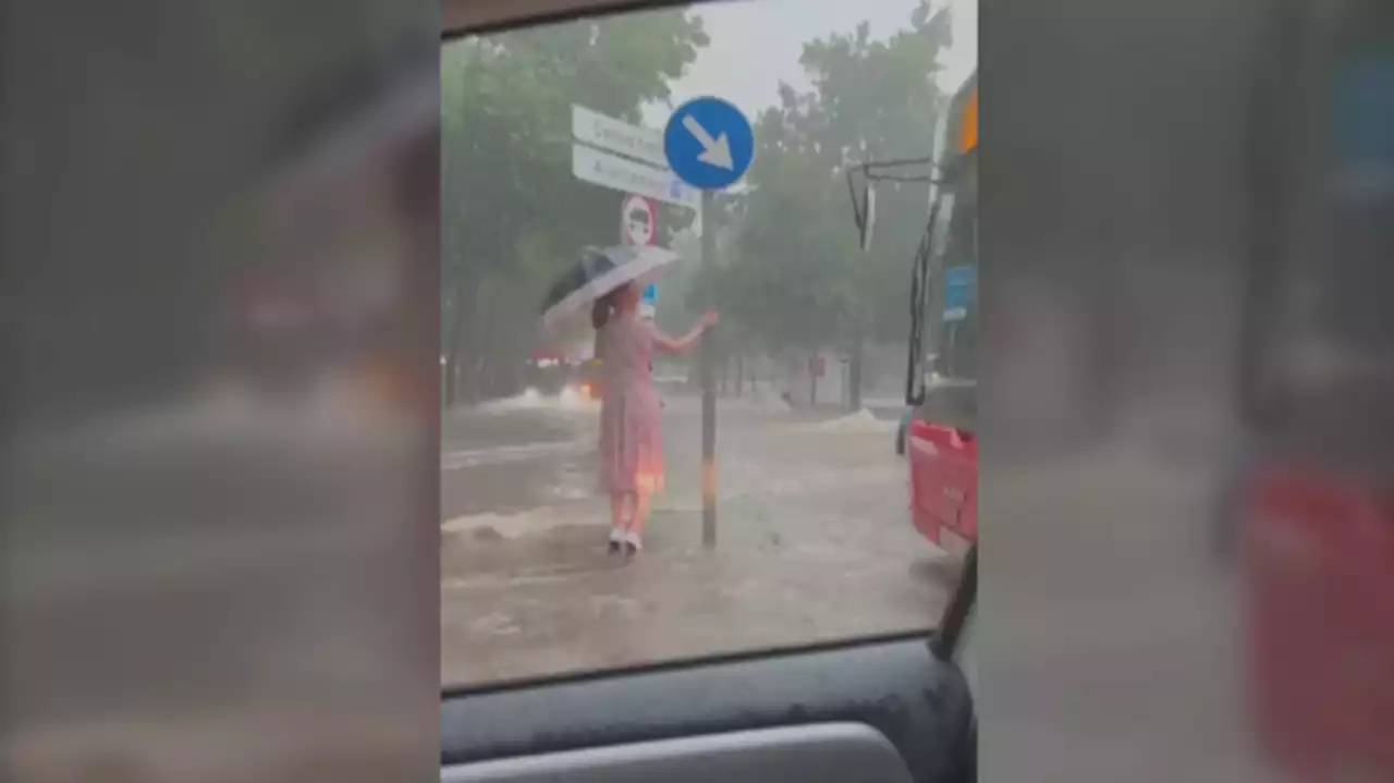 Las lluvias intensas inundan las calles de Terrassa con vehículos atrapados y carreteras cortadas