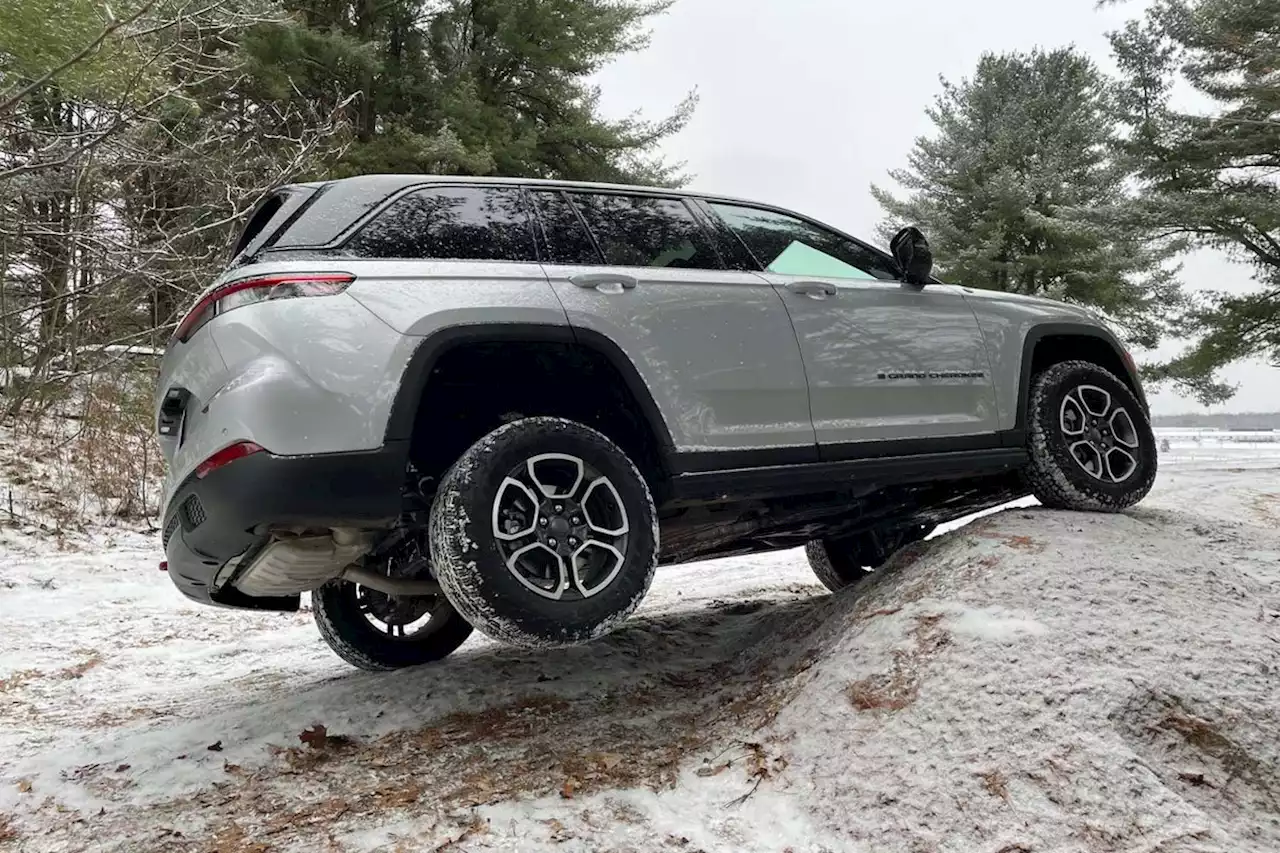 Jeep recalls newer Grand Cherokees over spring issue