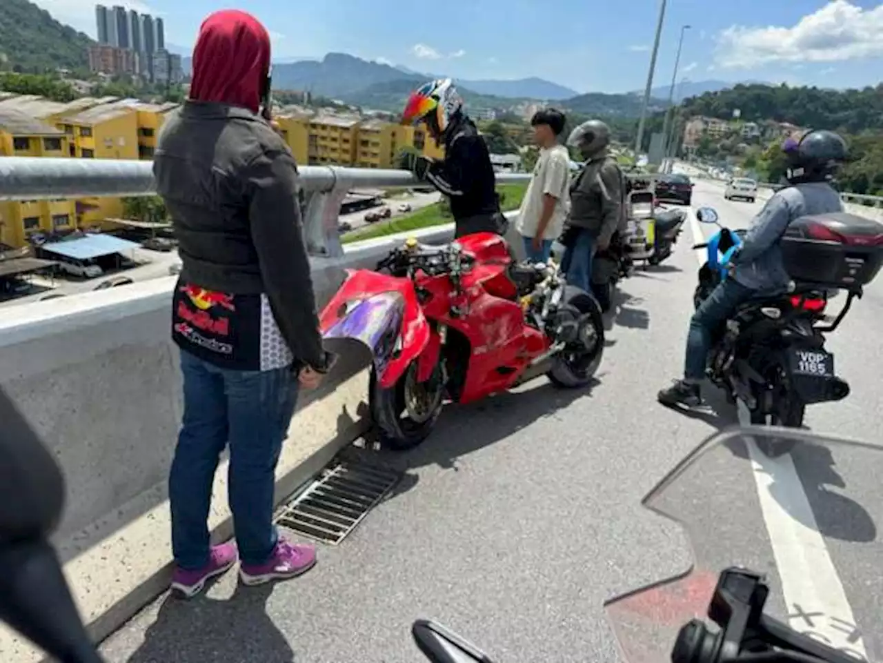 Penunggang Ducati maut jatuh jejambat Lebuhraya SUKE angkara elak penungang lain lawan arus - paultan.org