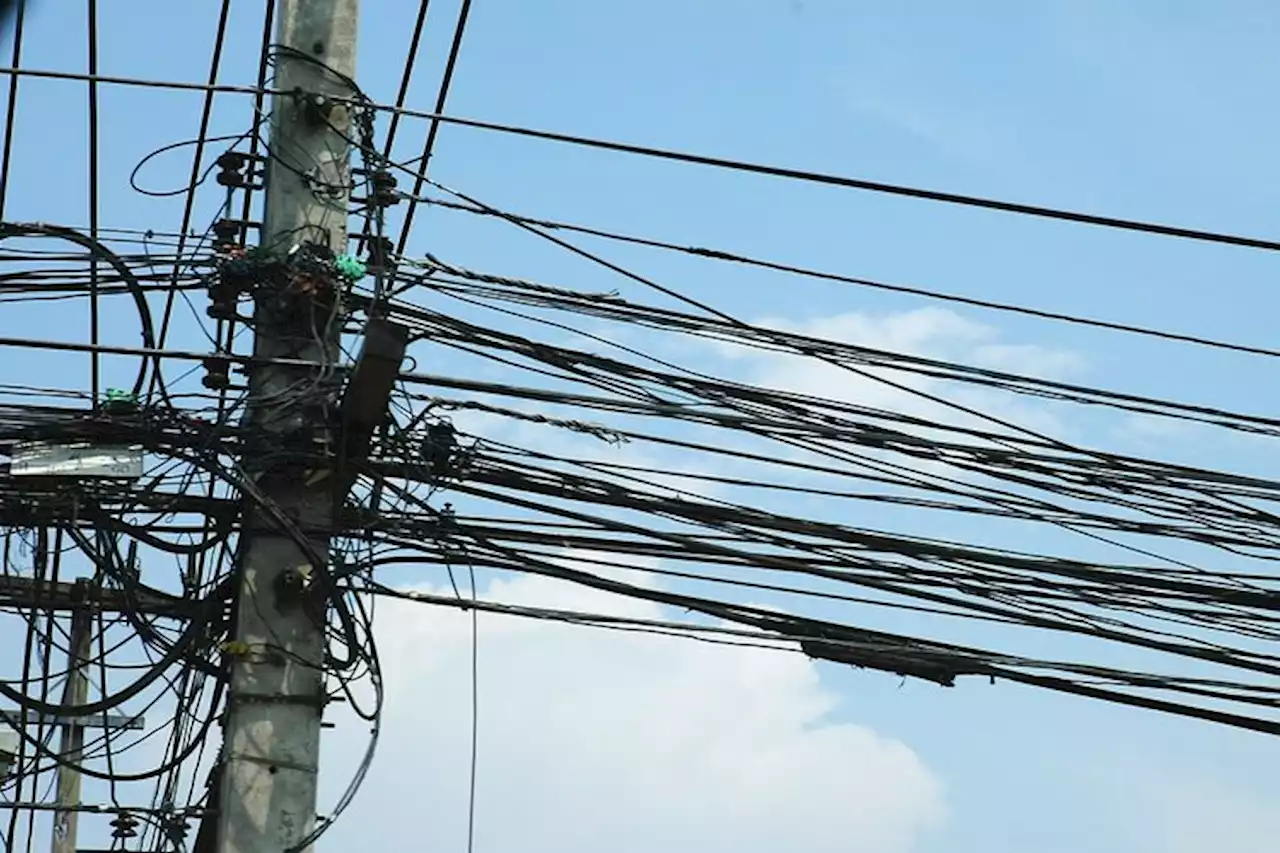 Pemkot Bandung Turunkan Puluhan Kilometer Kabel Udara