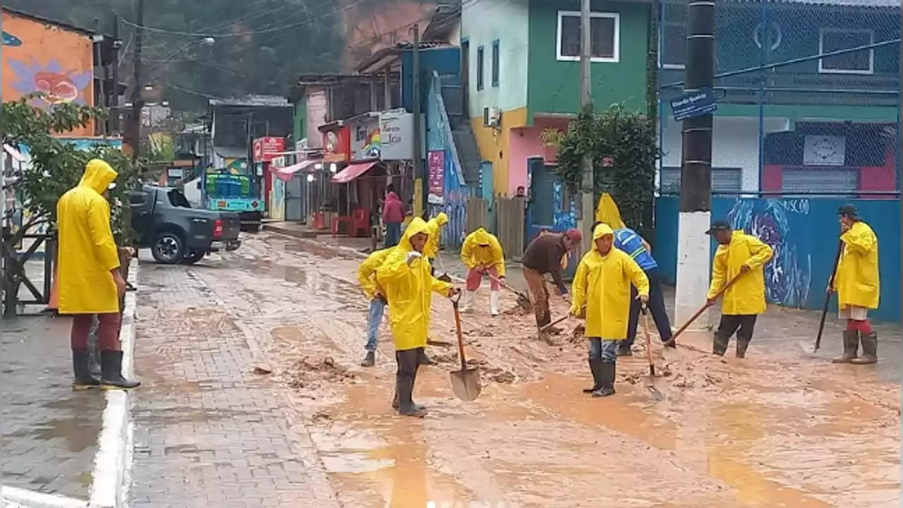 Chuva forte alaga São Sebastião, em SP, e moradores são retirados de botes