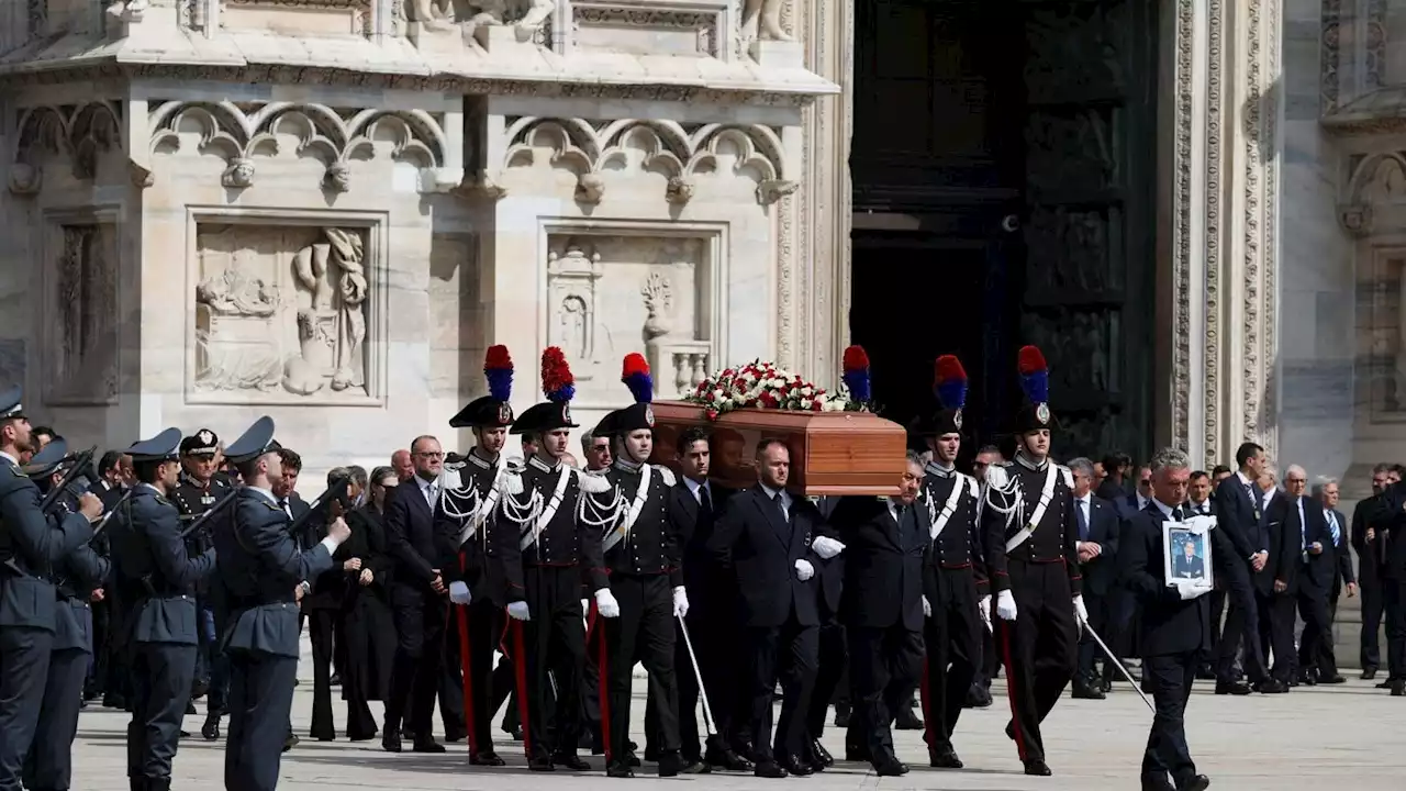 FOTOS: Funeral de Berlusconi reúne mais de 15 mil pessoas em Milão