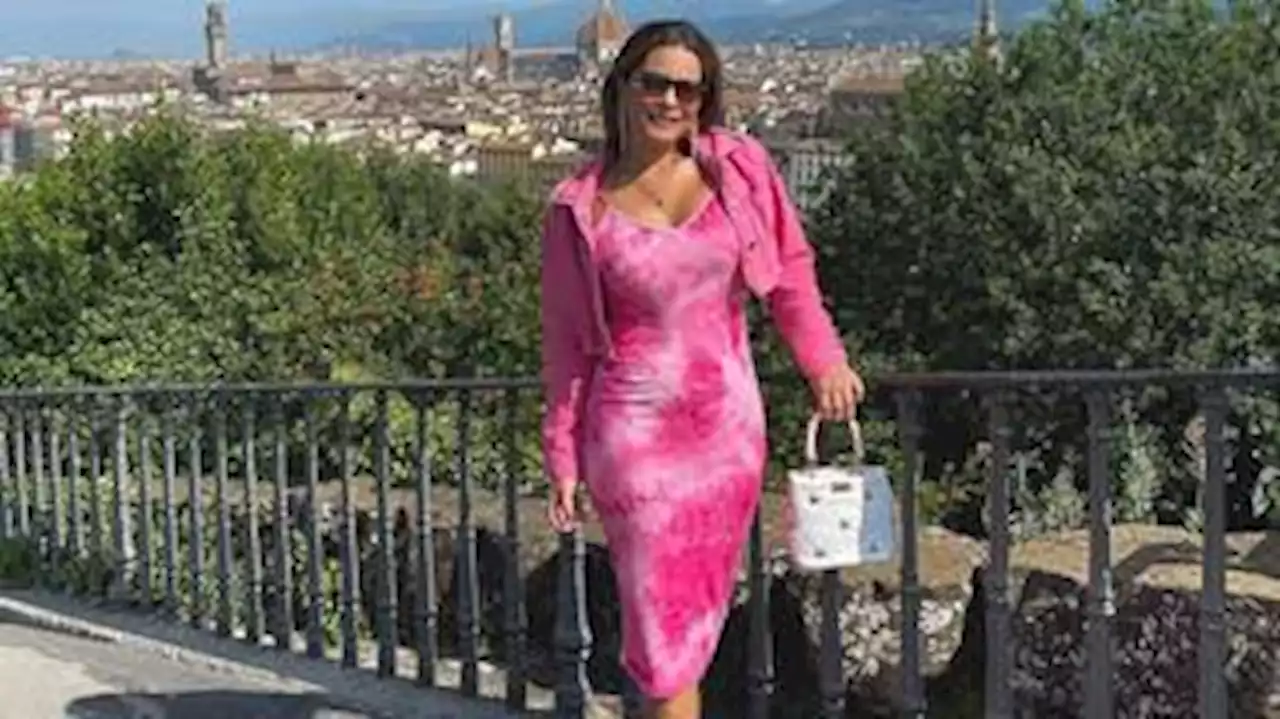 Vestido rosa, barriga de fora e looks colados: os visuais de Geisy Arruda durante férias na Europa