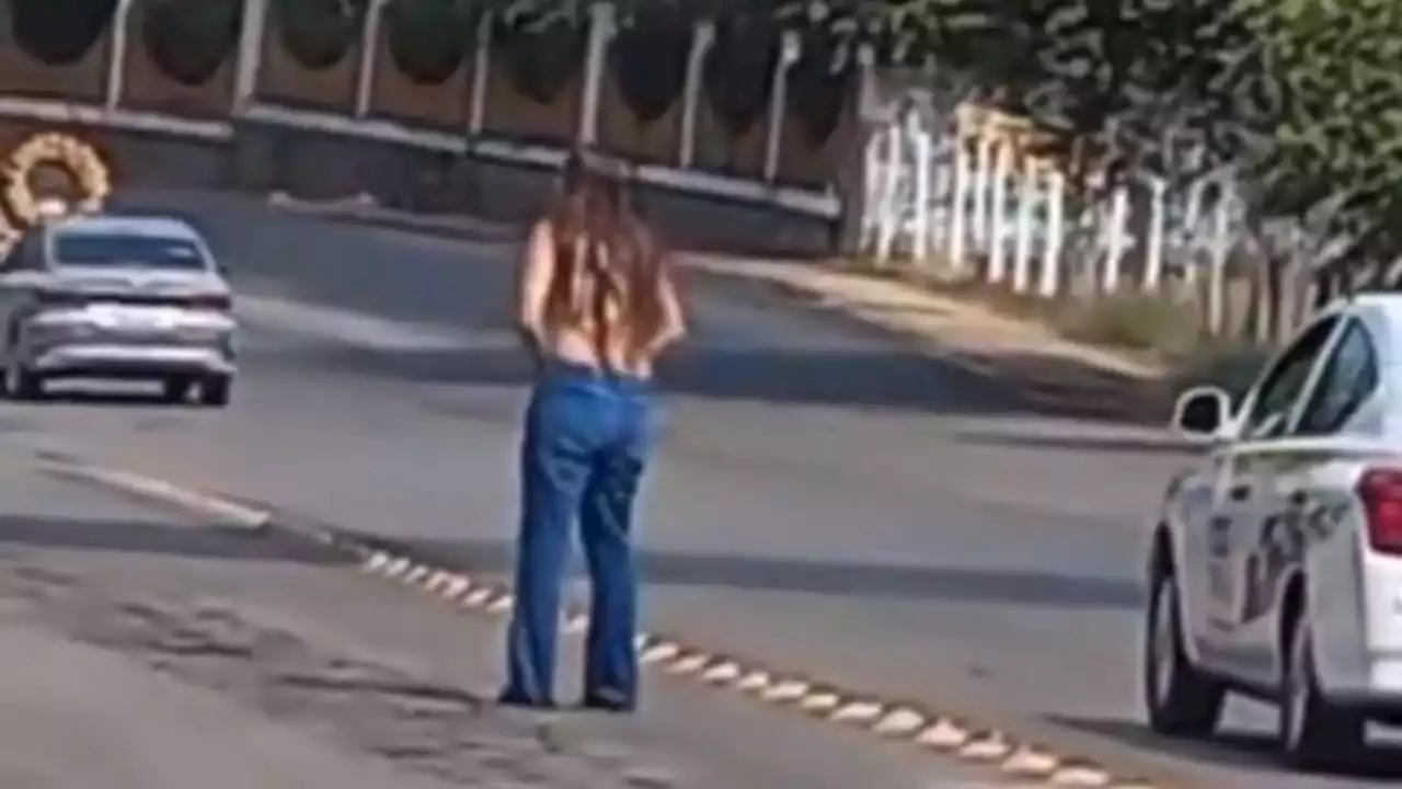 Mujer se desnuda en una protesta en Tabasco; “me robaron mi plaza”, grita (Video)