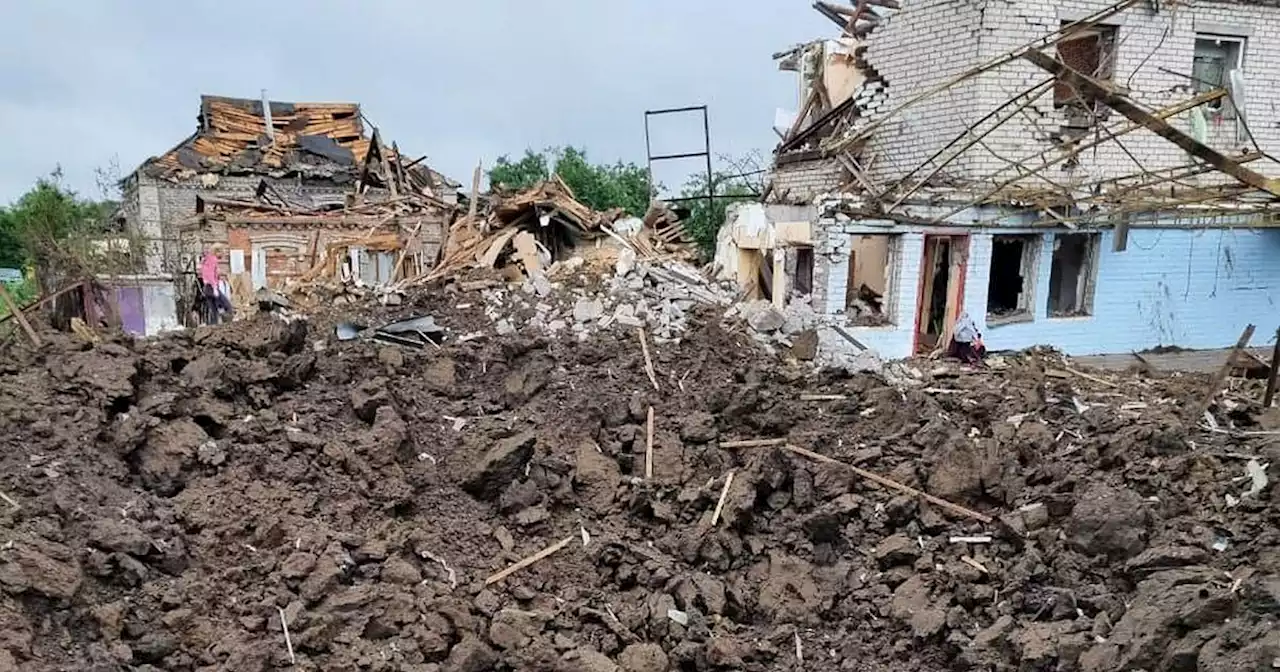 Il vasto cratere, rovine 'lunari' a Kramatorsk dopo bombe russe 'tirati fuori da sotto le macerie'