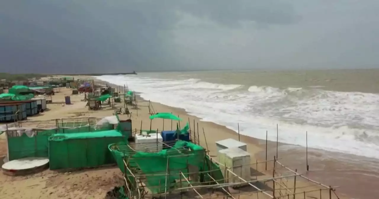 India. La quiete prima del ciclone: il drone in volo sulla spiaggia deserta