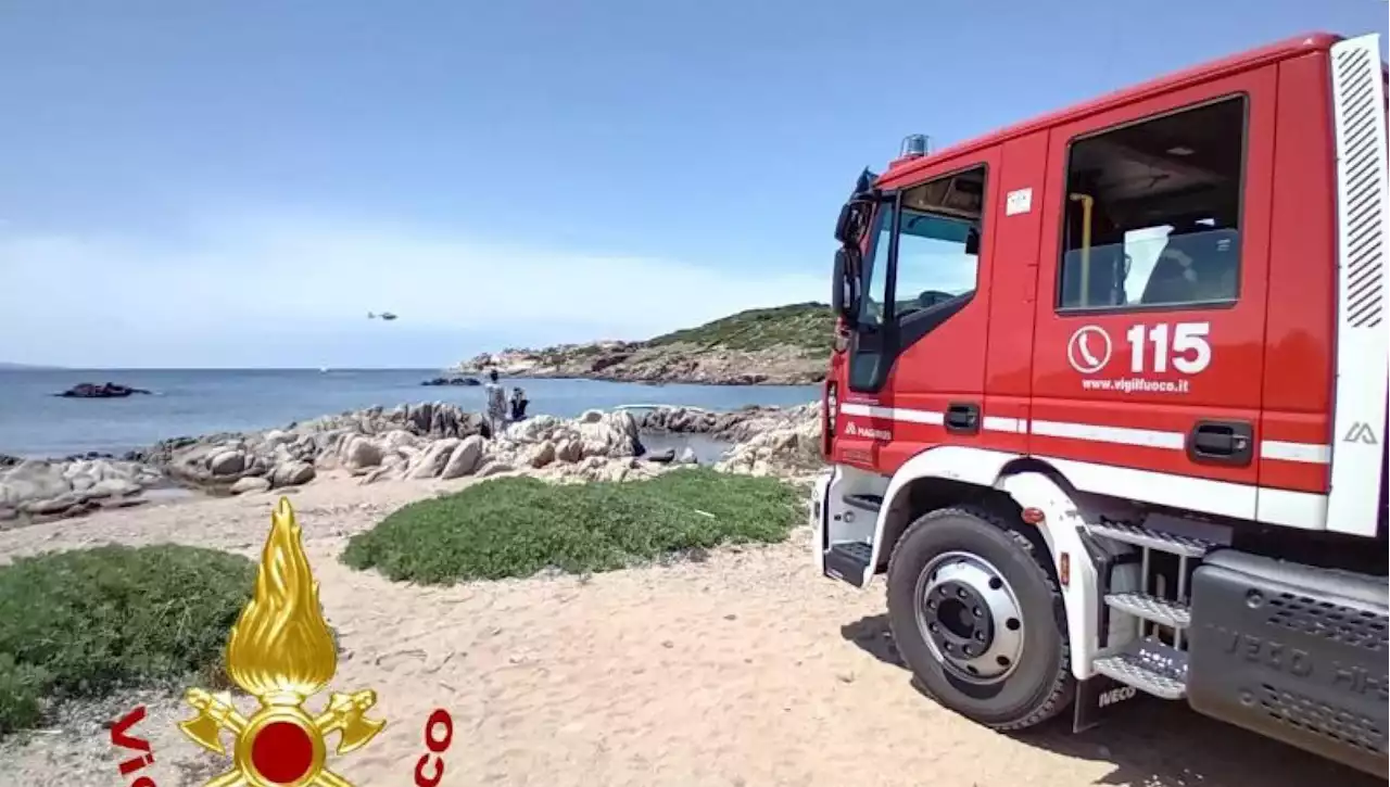 Turista muore in spiaggia alla Maddalena travolto da un masso. A farlo cadere forse un gioco della nipotina