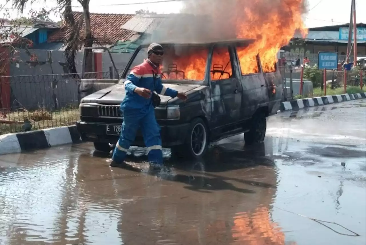 Akibat Korsleting Listrik, Mobil Terbakar di SPBU Pertamina |Republika Online