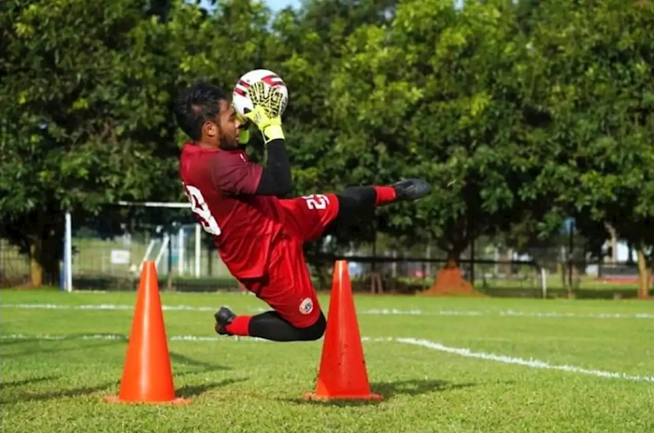 Kiper Adixi Lenzivio Resmi Bergabung dengan Arema FC |Republika Online