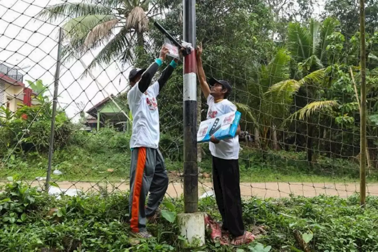 KST Banten Bantu Lampu Penerangan di Pul Truk Pandeglang