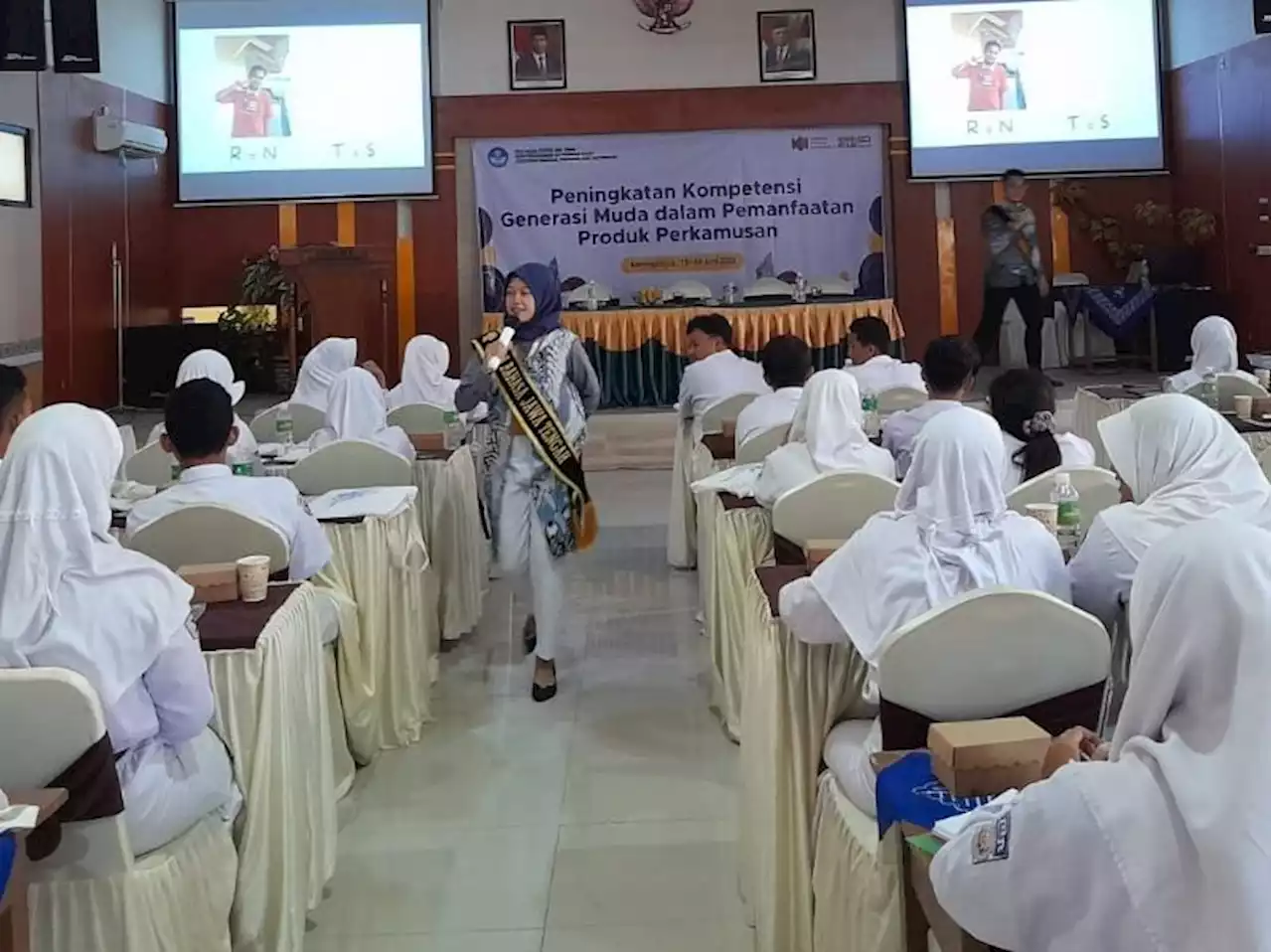 Balai Bahasa Jateng Gelar Kamus Masuk Sekolah di SMAN 1 Karanganyar