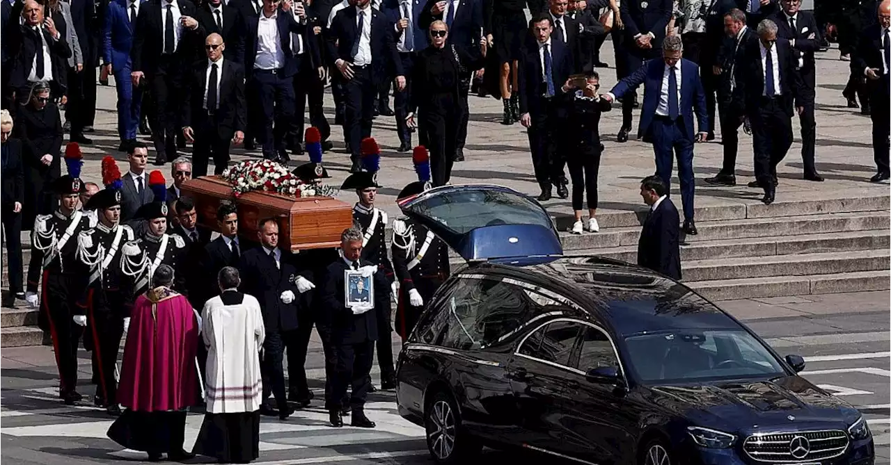 Dernier hommage officiel et populaire aux funérailles d’État de Berlusconi à Milan