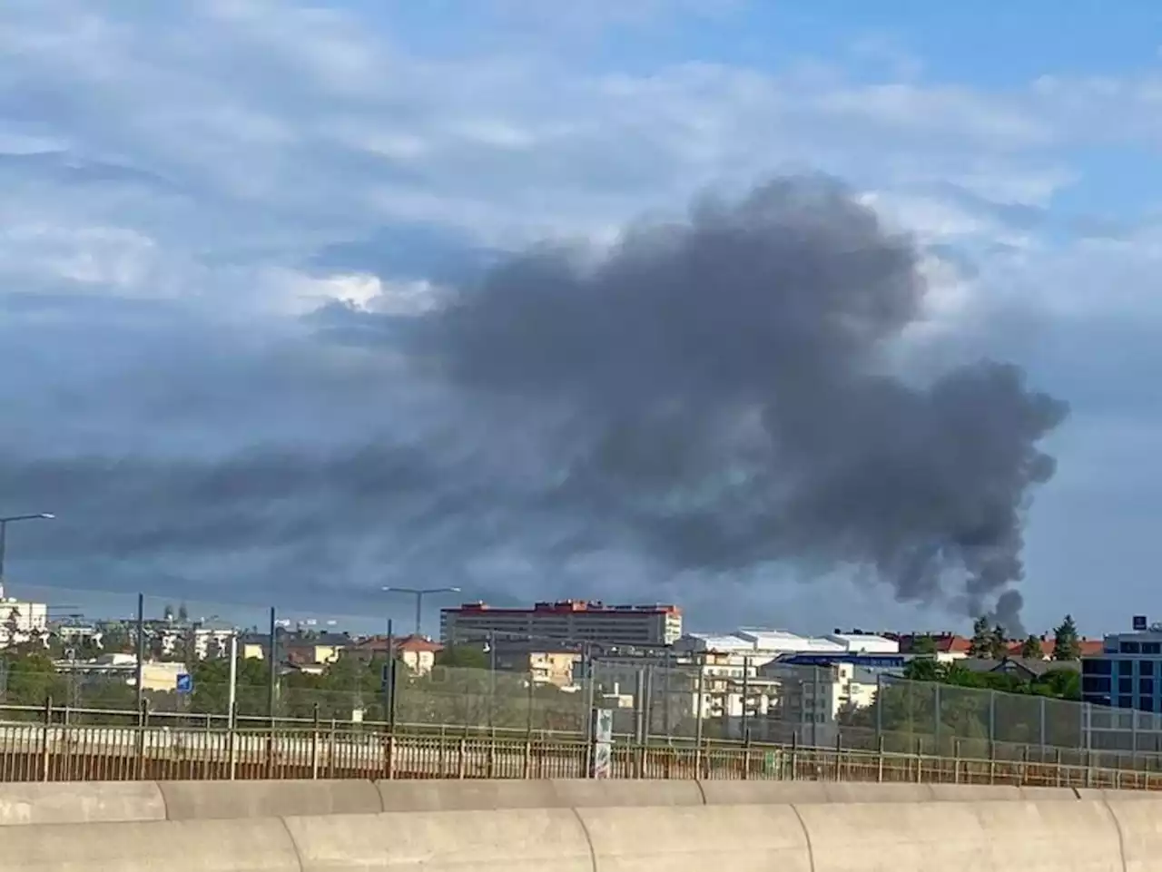 Brand på Kungsholmen – svart rök över centrala Stockholm