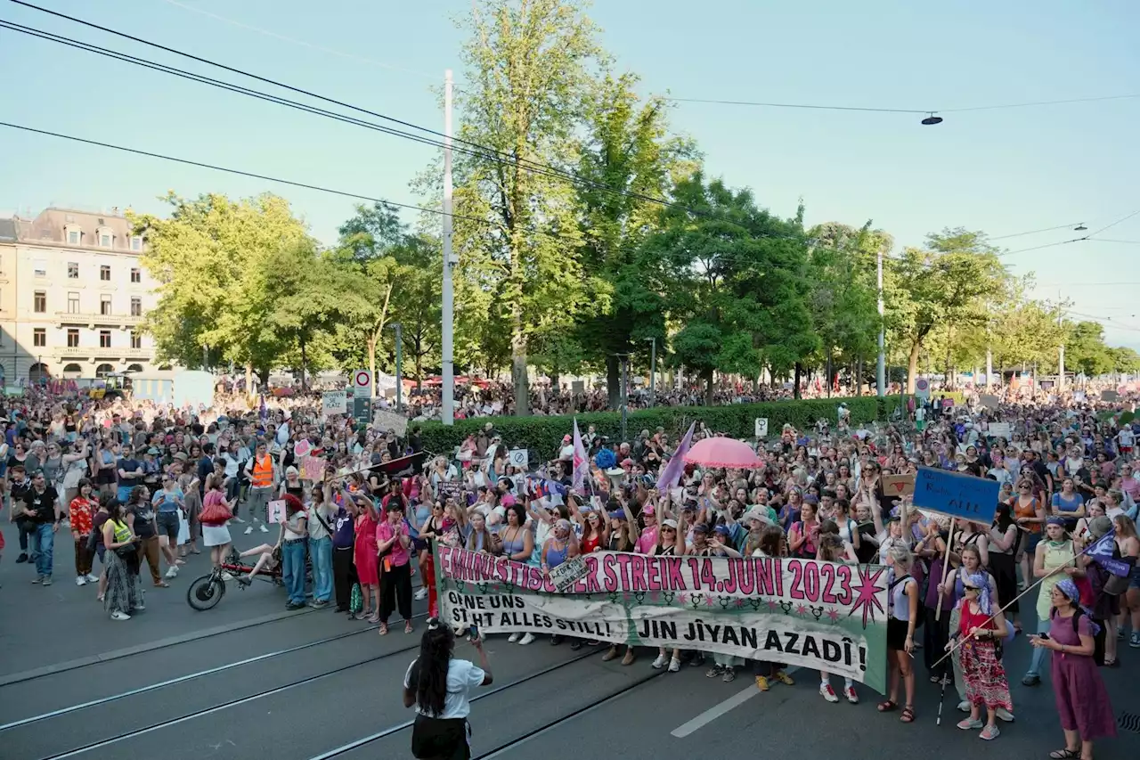 Ticker zum Frauenstreik in Zürich – 120'000 Teilnehmende laut Veranstalterinnen | Demo wegen Dachstockbrand umgeleitet | Aktion am Paradeplatz: 32-Jährige verhaftet, Polizist im Spital