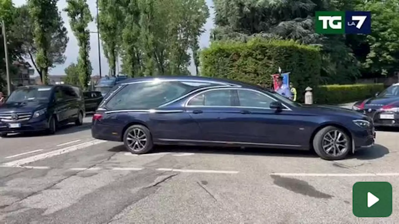 Arrivato il carro funebre a Villa San Martino